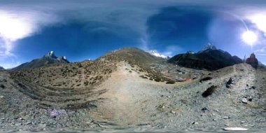 Nepal 'deki Dingboche ve Pheriche köyünün 4K VR' si, Everest ana kamp alanının temel noktası. EBC. Dağdaki Budist aptallığı..