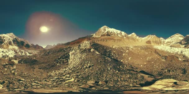 360 vr obozu Everest Base na lodowcu Khumbu. Dolina Khumbu, Park Narodowy Sagarmatha, Nepal Himalajów. Trasa toru EBC w pobliżu Gorak Shep. — Wideo stockowe