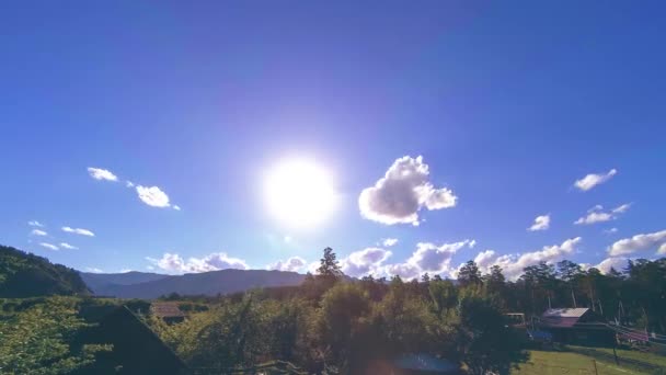 Ορεινό χωριό timelapse το καλοκαίρι ή το φθινόπωρο του χρόνου. Άγρια ασιατική φύση και αγροτικό πεδίο. — Αρχείο Βίντεο