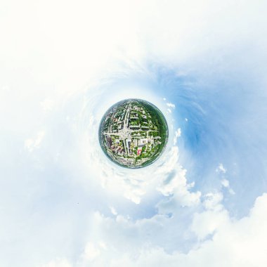 Kesişen yollar, evler, binalar, parklar ve otoparklar olan havacılık şehri manzarası. Güneşli yaz panoramik resmi