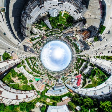 Kesişen yollar, evler, binalar, parklar ve otoparklar olan havacılık şehri manzarası. Güneşli yaz panoramik resmi