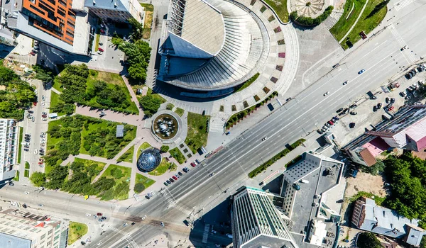 Uitzicht op de stad vanuit de lucht met wegen, huizen en gebouwen. — Stockfoto