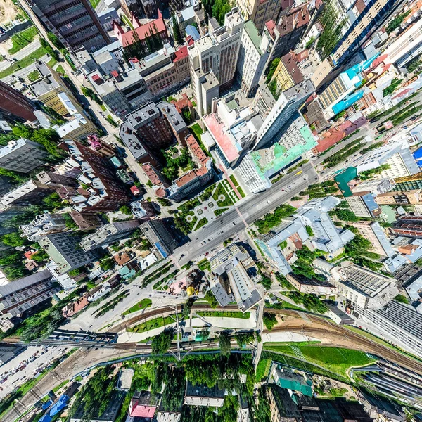 Vista aérea da cidade com encruzilhada e estradas, casas, edifícios, parques e estacionamentos. Verão ensolarado imagem panorâmica — Fotografia de Stock