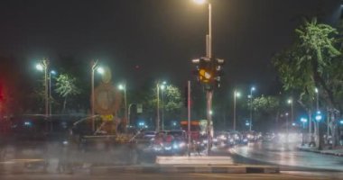 Sokak kavşağında gece trafiğinin aşırı hızlanması. Arabaların ve motorsikletlerin hareket zamanı.