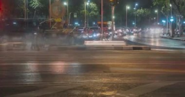 Sokak kavşağında gece trafiğinin aşırı hızlanması. Arabaların ve motorsikletlerin hareket zamanı.