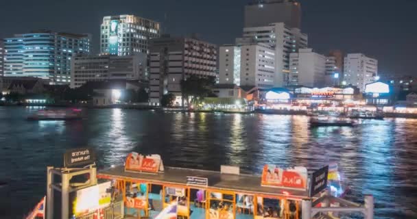 Timelapse di porto maharaj e zona traghetti sul fiume Chao Phraya. Illuminazione notturna a Bangkok, Asia, Thailandia, NOV 22, 2018 — Video Stock