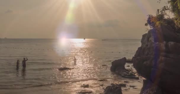 Caducidad de los rayos de luz sobre el mar o el océano al atardecer. Tiempo caluroso de verano en tropical. Movimiento panorámico. — Vídeo de stock