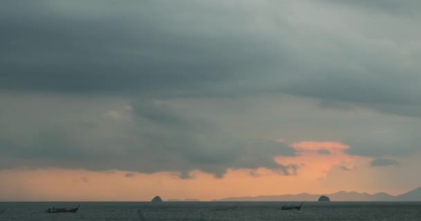 Time-lapse des rayons lumineux au-dessus de la mer ou de l'océan au coucher du soleil. Météo estivale chaude au tropical. Mouvement panoramique. — Video