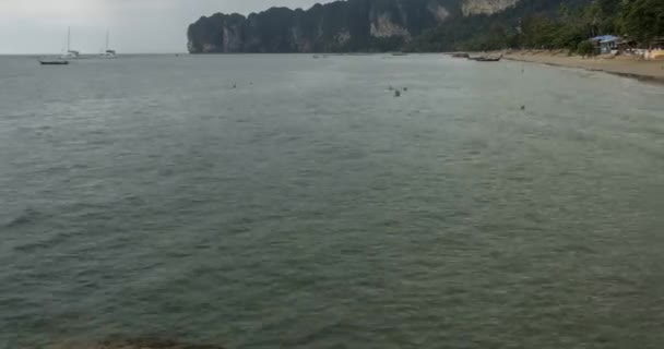 Temps écoulé de nuages de pluie sur la plage et le paysage marin avec des bateaux. Tempête tropicale dans l'océan. — Video