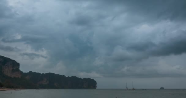 随着时间的流逝，雨云笼罩海滩和海景，船上有很多船只。海洋中的热带风暴. — 图库视频影像