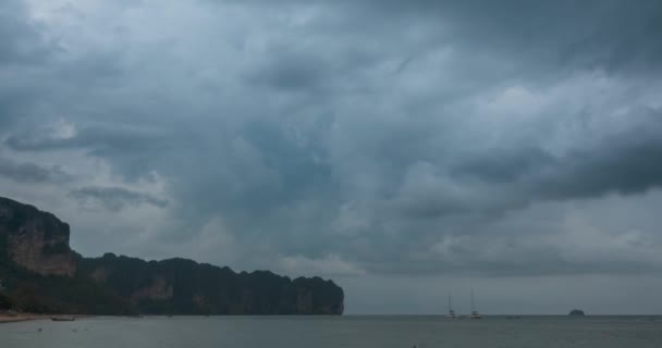 Kumsalda ve teknelerle deniz manzarasında yağmur bulutları hızlanıyor. Okyanusta tropik fırtına. — Stok video