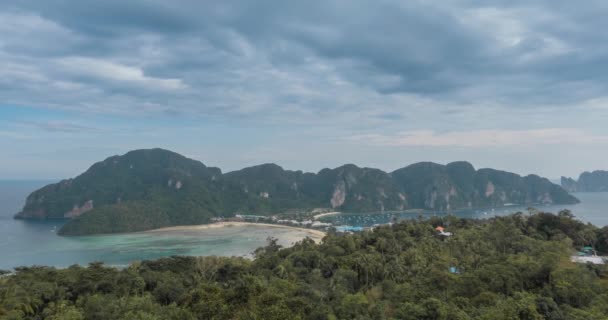 Tiempo de lapso de día nubes sobre la maravillosa bahía de Phi Phi isla paisaje con barcos. Laguna de mar de Andamán. — Vídeos de Stock