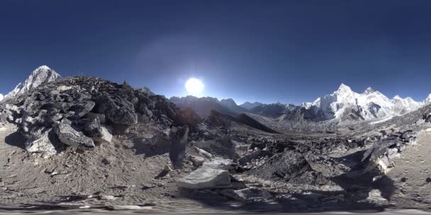360 vr panoramiczny widok na zachód słońca nad Kala Patthar. Mount Everest i dolina Khumbu, Nepal Himalajów. Owce gorak — Wideo stockowe