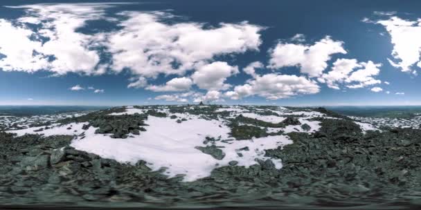 UHD 4K 360 VR timelapse snowy mount top. Sluneční světlo na vrcholu a ledové krajině. Zimní zmrzlé skály — Stock video