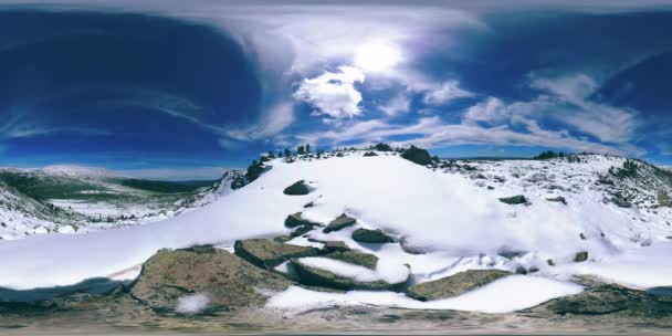 UHD 4K 360 VR de la parte superior de montaje nevado. La luz del sol en la cima y el paisaje de hielo. Invierno rocas congeladas — Vídeos de Stock