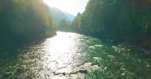 Vuelo de baja altitud sobre el río fresco de montaña rápida con rocas en la soleada mañana de verano. — Vídeo de stock