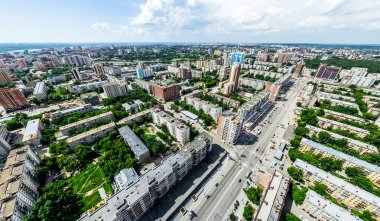 Kesişen yollar, evler, binalar, parklar ve otoparklar olan havacılık şehri manzarası. Güneşli yaz panoramik resmi