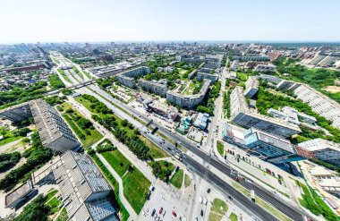Kesişen yollar, evler, binalar, parklar ve otoparklar olan havacılık şehri manzarası. Güneşli yaz panoramik resmi