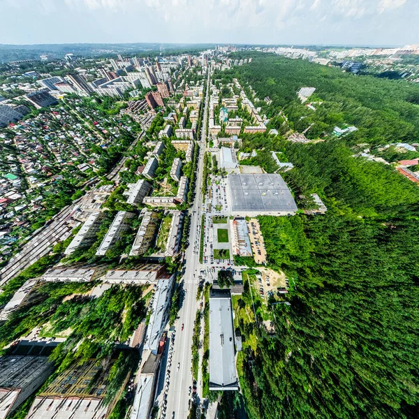 Vista aérea de la ciudad con encrucijadas y caminos, casas, edificios, parques y estacionamientos. Imagen panorámica soleada de verano — Foto de Stock