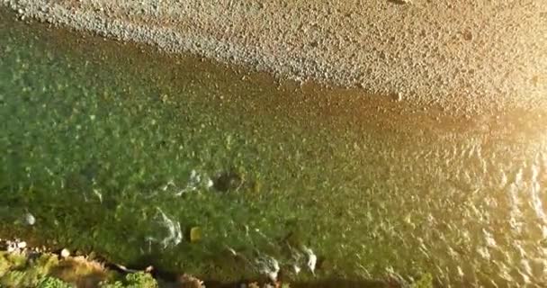 Vuelo en medio del aire sobre un río de montaña fresco y limpio en la soleada mañana de verano. Movimiento vertical — Vídeos de Stock