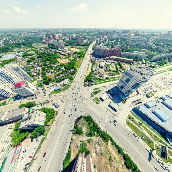 Вид на повітряне місто. Міський пейзаж. Коптер стріляв. Панорамне зображення . — стокове фото