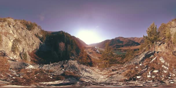 Vr van een berg scène op de herfst zonnig moment. Wild bergen, pijnboom en reusachtige rotsen. — Stockvideo
