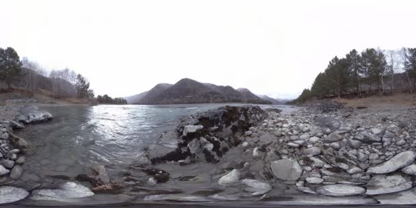 가을늦게 아름다운 산의 강에 관한 VR 영상입니다. 흐린 날의 국립 공원, 초원, 강둑. — 비디오