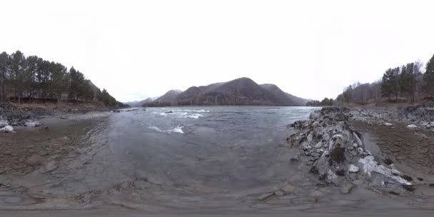 VR av en vacker fjällälv på senhösten. Nationalpark, äng, flodstrand på mulen dag. — Stockvideo