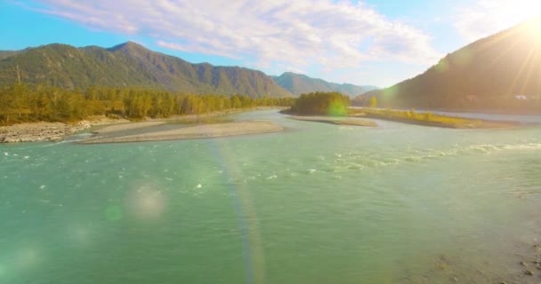 Volo a bassa quota sul fresco fiume di montagna veloce con rocce al soleggiato mattino d'estate. — Video Stock