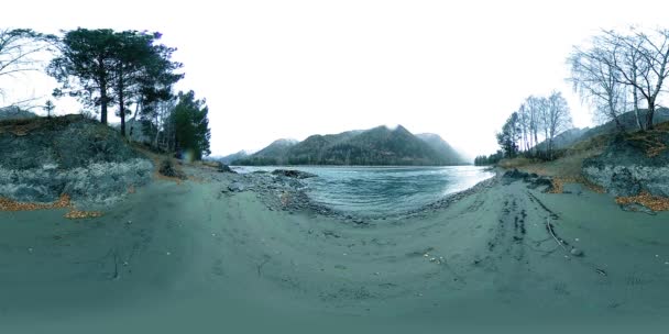 VR av en vacker fjällälv på senhösten. Nationalpark, äng, flodstrand på mulen dag. — Stockvideo