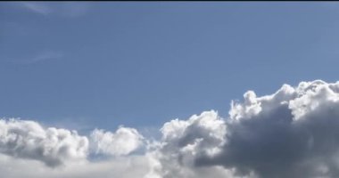 Dağların arkasındaki bulutların zaman çizelgesi. Kar, kayalar, uçurumlar ve derin mavi gökyüzü. Yüksek irtifa.