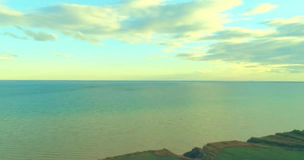 Hiperlapso aéreo de puesta de sol y nubes sobre la costa del mar. El dron Timelapse vuela cerca de la orilla del océano. Movimiento horizontal de alta velocidad . — Vídeo de stock