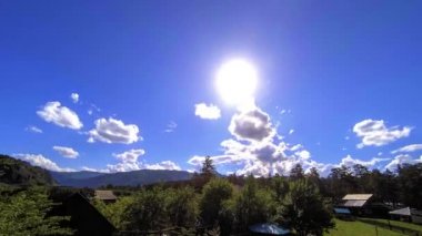 Yaz ya da sonbahar zamanlarında dağ köyü zamanlaması. Vahşi Asya doğası ve kırsal alan.