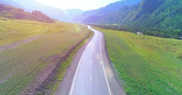 Vuelo sobre carretera asfaltada montaña carretera y prado — Vídeos de Stock