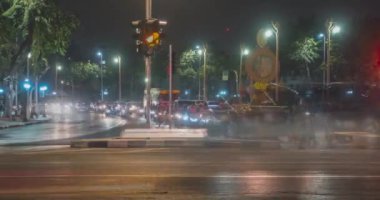 Sokak kavşağında gece trafiğinin aşırı hızlanması. Arabaların ve motorsikletlerin hareket zamanı.