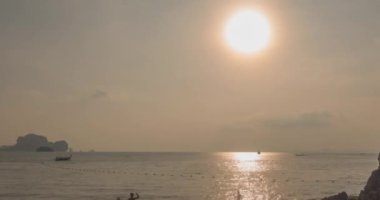 Gün batımında deniz ya da okyanus üzerinde ışık hızının artması. Tropik iklimde sıcak yaz havası. Panoramik hareket.