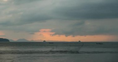 Gün batımında deniz ya da okyanus üzerinde ışık hızının artması. Tropik iklimde sıcak yaz havası. Panoramik hareket.