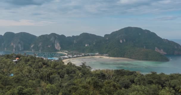 Temps écoulé des nuages de jour sur la magnifique baie de Phi Phi paysage insulaire avec des bateaux. Lagune d'Andaman. — Video