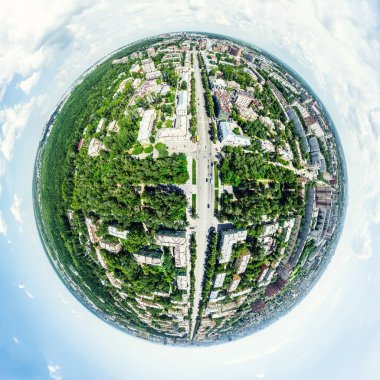 Kesişen yollar, evler, binalar, parklar ve otoparklar olan havacılık şehri manzarası. Güneşli yaz panoramik resmi