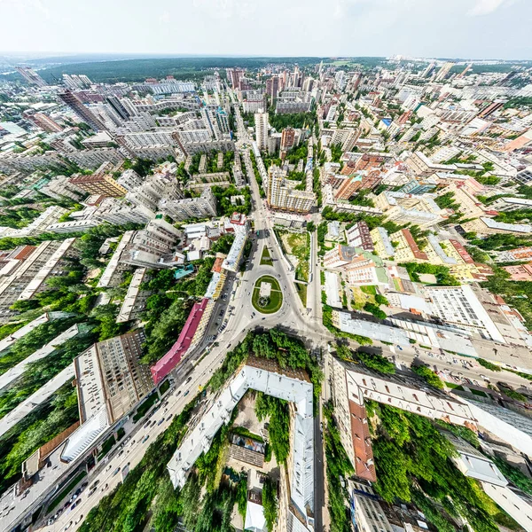 Luftaufnahme der Stadt mit Kreuzungen und Straßen, Häusern, Gebäuden, Parks und Parkplätzen. Sonniges Sommerpanorama — Stockfoto