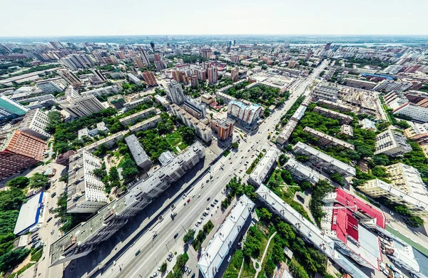 Luftaufnahme der Stadt mit Kreuzungen und Straßen, Häusern, Gebäuden, Parks und Parkplätzen. Sonniges Sommerpanorama — Stockfoto