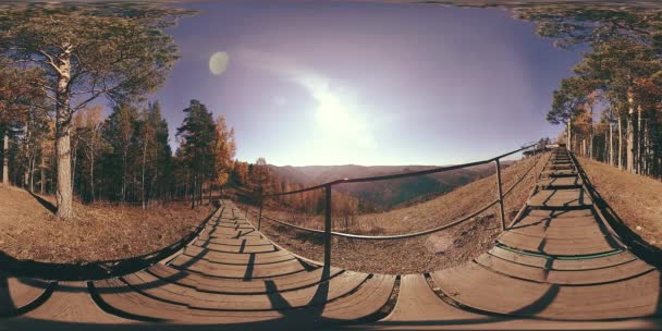 Realidad virtual de 4K 360 VR de una hermosa escena de montaña en otoño. Montañas rusas salvajes . — Vídeo de stock