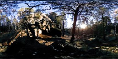 4K 360 VR sonbahar zamanındaki güzel bir dağ manzarasının sanal gerçekliği. Vahşi Sibirya Dağları.