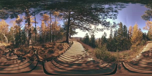 Realtà virtuale 4K 360 VR di una bellissima scena di montagna in autunno. Montagne russe selvagge . — Video Stock