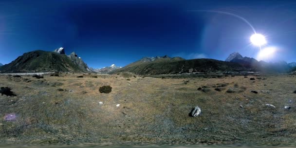 4K VR z Dingboche i wioski Pheriche w Nepalu, podstawowy punkt najstarszego toru bazowego. EBC. Buddyjska stupa na górze. — Wideo stockowe