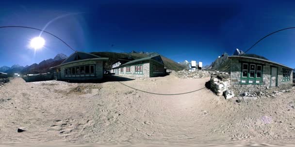 4K VR dari Dingboche dan Pheriche desa di Nepal, titik dasar everest base camp track. EBC. Stupa Buddha di gunung. — Stok Video