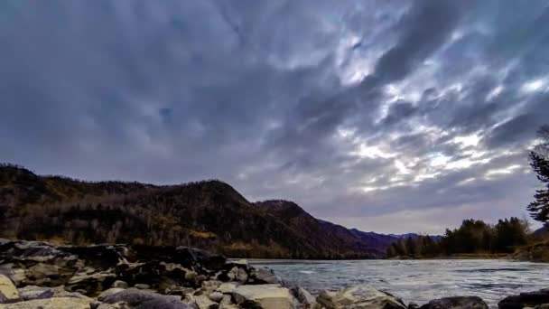山の森の近くの川の時間経過ショット。巨大な岩と高速雲 movenings。水平方向のスライダーの動き — ストック動画