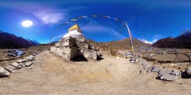 Nepal 'deki Dingboche ve Pheriche köyünün 4K VR' si, Everest ana kamp alanının temel noktası. EBC. Dağdaki Budist aptallığı..