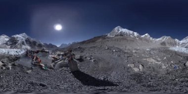 Khumbu Buzulu 'ndaki Everest Üssü' nün 360. Khumbu Vadisi, Sagarmatha Ulusal Parkı, Himalayalar 'ın Nepal' i. Gorak Shep yakınlarındaki EBC rotası.