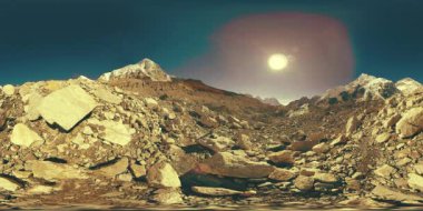 Khumbu Buzulu 'ndaki Everest Üssü' nün 360. Khumbu Vadisi, Sagarmatha Ulusal Parkı, Himalayalar 'ın Nepal' i. Gorak Shep yakınlarındaki EBC rotası.
